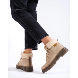Botas beige de mujer con abrigo de piel de cordero 1