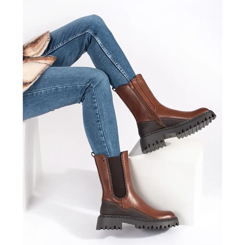 Botines Chelsea altos fabricados en ecopiel marrón 1