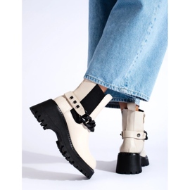 Botines Chelsea de mujer con cadena beige 1