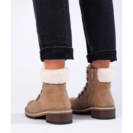 Botas de piel de oveja beige para mujer. 1