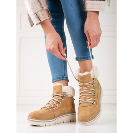 Tramperas de mujeres en la plataforma beige 2 Tramperas de mujeres en la plataforma beige 2