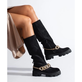 Botas de mujer negras con cadena dorada. negro 2