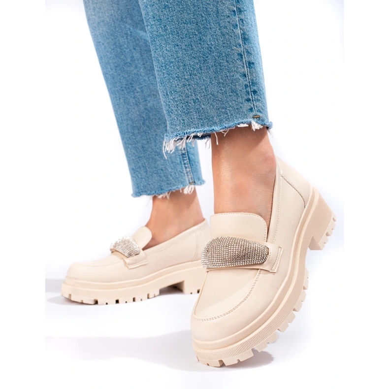 Zapatos de mujer fabricados en ecopiel beige. 1 Zapatos de mujer fabricados en ecopiel beige. 1