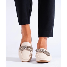 Mocasines de mujer elegantes con decoración. beige 2