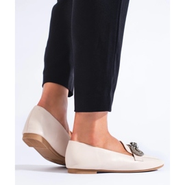 Mocasines de mujer elegantes con decoración. beige 1