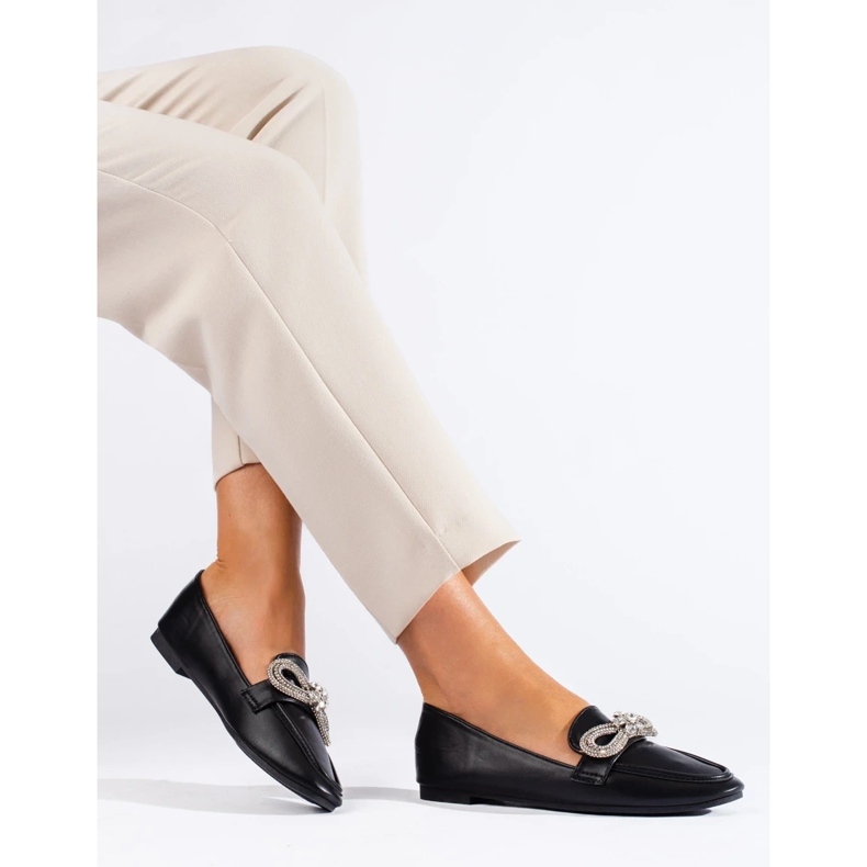 Mocasines de mujer elegantes con decoración. negro 2