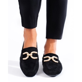 Mocasines negros de mujer con decoración. 2