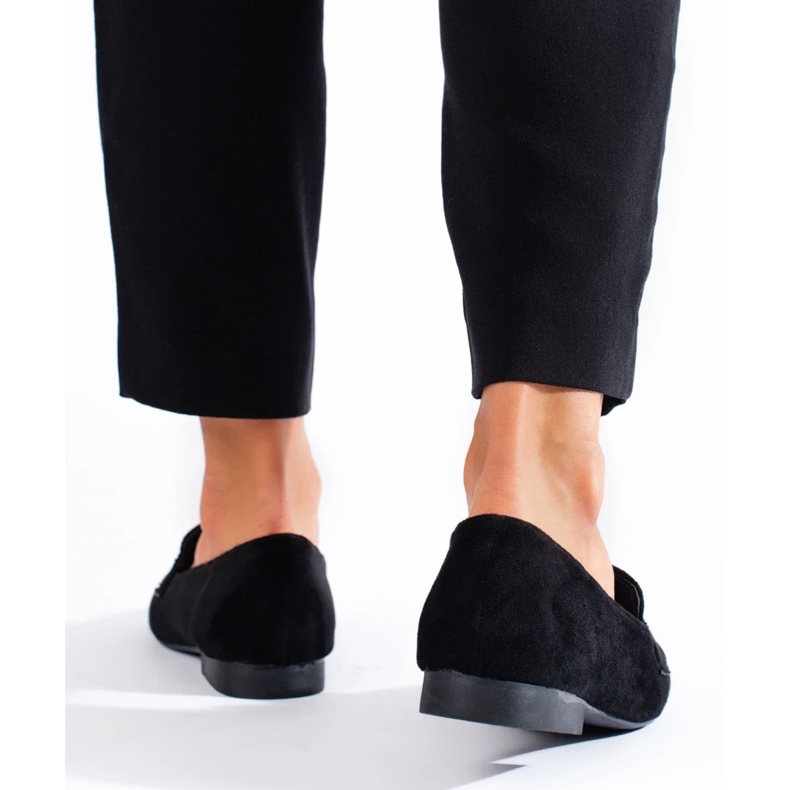 Mocasines negros de mujer con decoración. 1