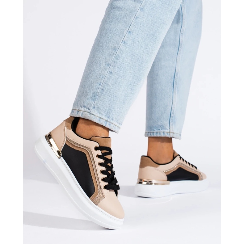 Zapatillas de mujer beige con purpurina. 1