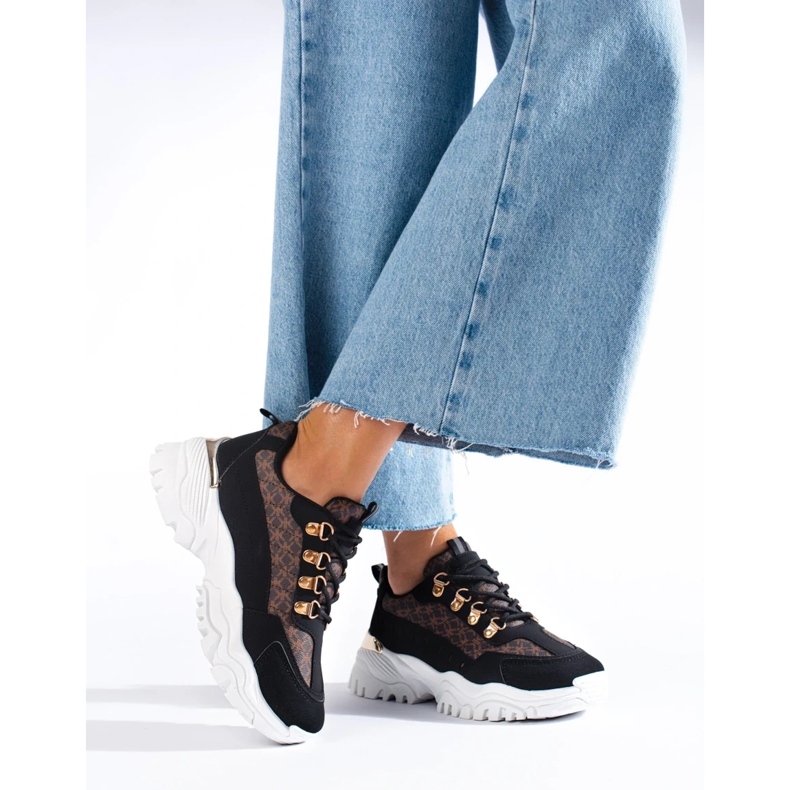 Zapatillas de mujer negras con estampado. negro 2