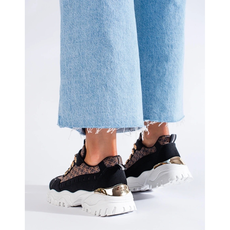 Zapatillas de mujer negras con estampado. negro 1