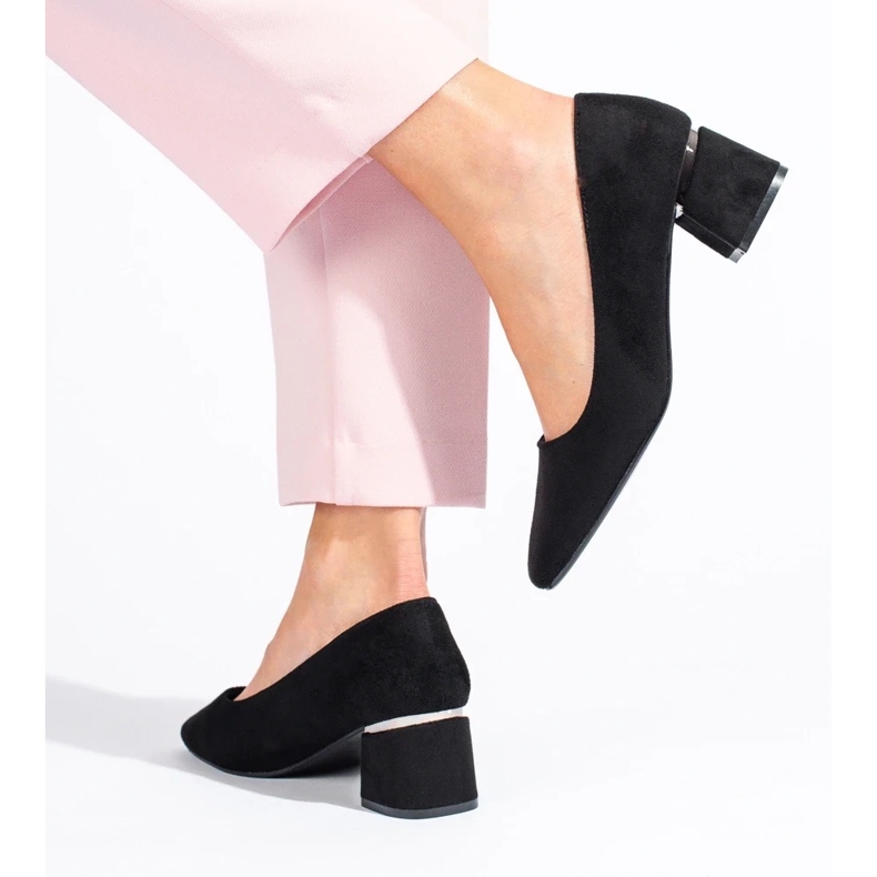 Bombas de mujer Vinceza en un tacón bajo negro 1