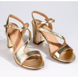 Elegantes sandalias doradas Shelovet de mujer en el puesto. negro 5