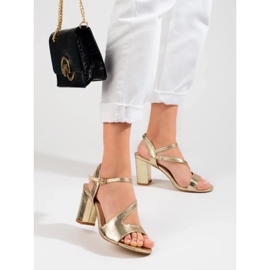 Elegantes sandalias doradas Shelovet de mujer en el puesto. negro 3