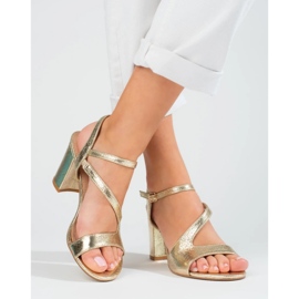 Elegantes sandalias doradas Shelovet de mujer en el puesto. negro 4