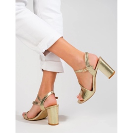 Elegantes sandalias doradas Shelovet de mujer en el puesto. negro 8