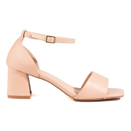Sandalias beige clásicas de tacón bajo de Shelovet 1