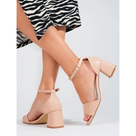 Sandalias beige clásicas de tacón bajo de Shelovet 3