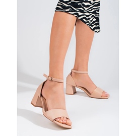 Sandalias beige clásicas de tacón bajo de Shelovet 2