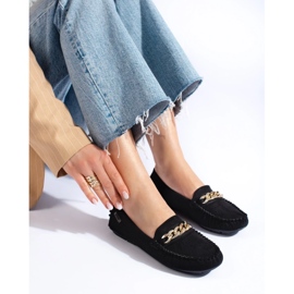 Mocasín ligero calado con cadena Shelovet negro 3