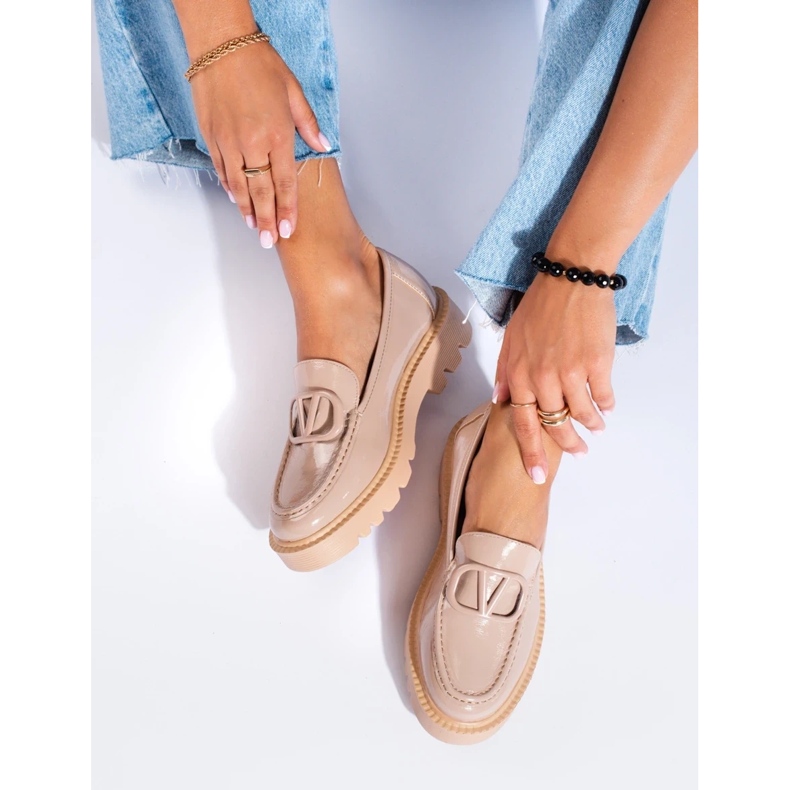 Mocasines beige sobre plataforma gruesa de Shelovet 2