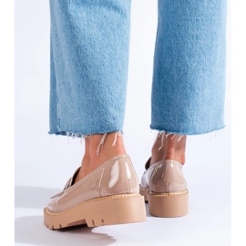Mocasines beige sobre plataforma gruesa de Shelovet 3