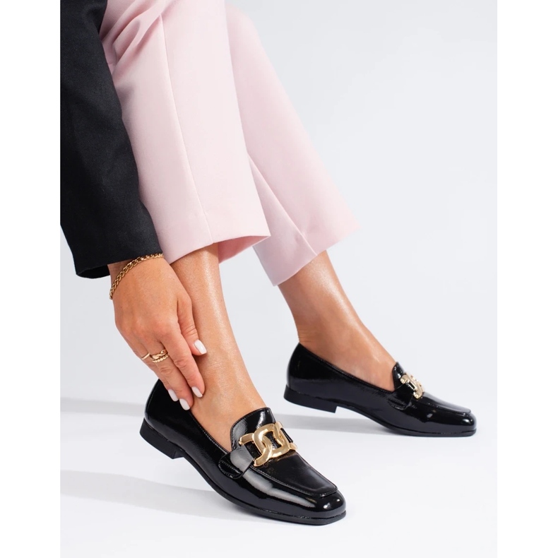 Zapato mujer charol negro con cadena Shelovet 1