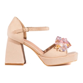 Sandalias beige con tachuelas de Shelovet 2