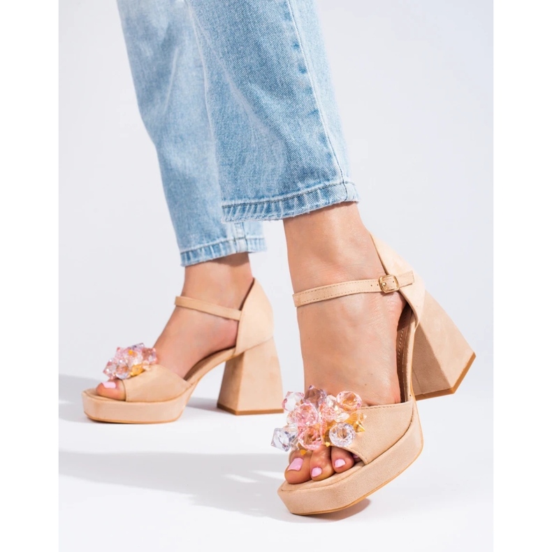 Sandalias beige con tachuelas de Shelovet 1