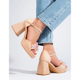 Sandalias beige con tachuelas de Shelovet 4