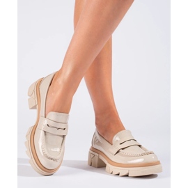 Mocasines clásicos con plataforma beige de Shelovet 3