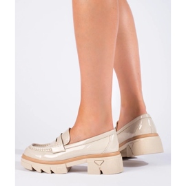 Mocasines clásicos con plataforma beige de Shelovet 1