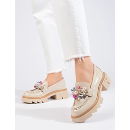 Zapatos de mujer lacados en beige con suela gruesa de Shelovet 3