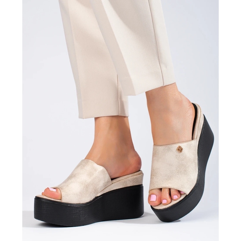 Chanclas metálicas en una cuña alta dorada dorado 1 Chanclas metálicas en una cuña alta dorada dorado 1