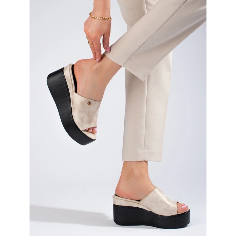 Chanclas metálicas en una cuña alta dorada dorado 2 Chanclas metálicas en una cuña alta dorada dorado 2