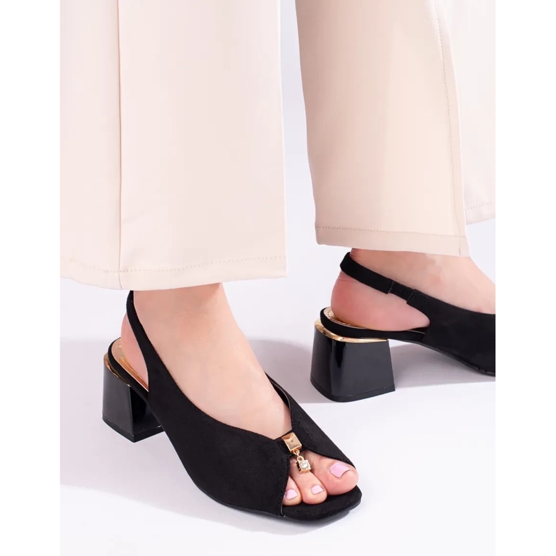 Sandalias de gamuza de mujer elegante negro en el puesto de Shelovet 2