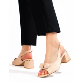 Sandalias de tacón bajo en ante beige de Shelovet 3