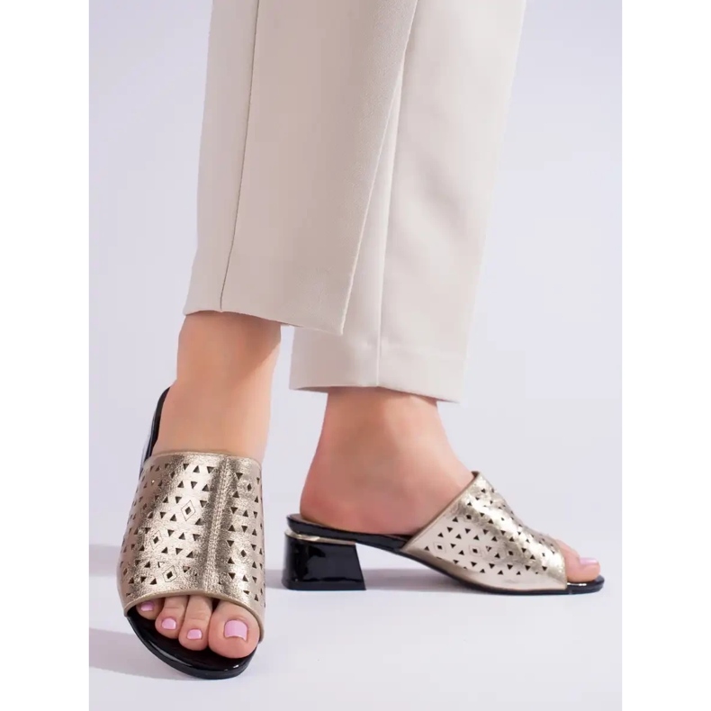 Babuchas de mujer doradas caladas y tacón bajo Shelvt dorado 2