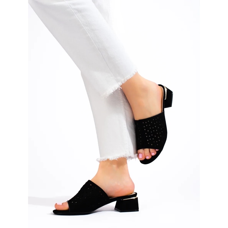 Babuchas de mujer negras caladas con tacón bajo negro 1