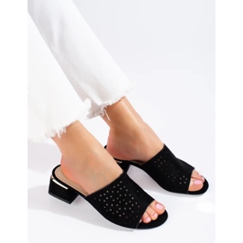 Babuchas de mujer negras caladas con tacón bajo negro 3