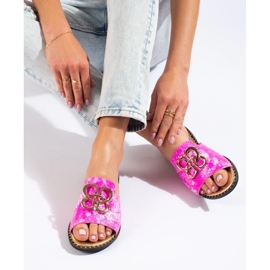 Chanclas de mujer rosas con decoración dorada de Shelovet 1