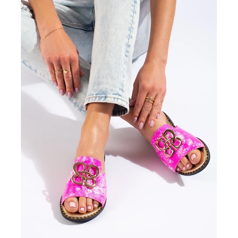 Chanclas de mujer rosas con decoración dorada de Shelovet rosado 1