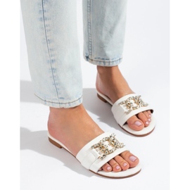 Babuchas blancas de mujer con una elegante hebilla Shelovet blanco 1