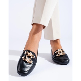 Mocasines de mujer negros con adorno dorado de Shelovet 1