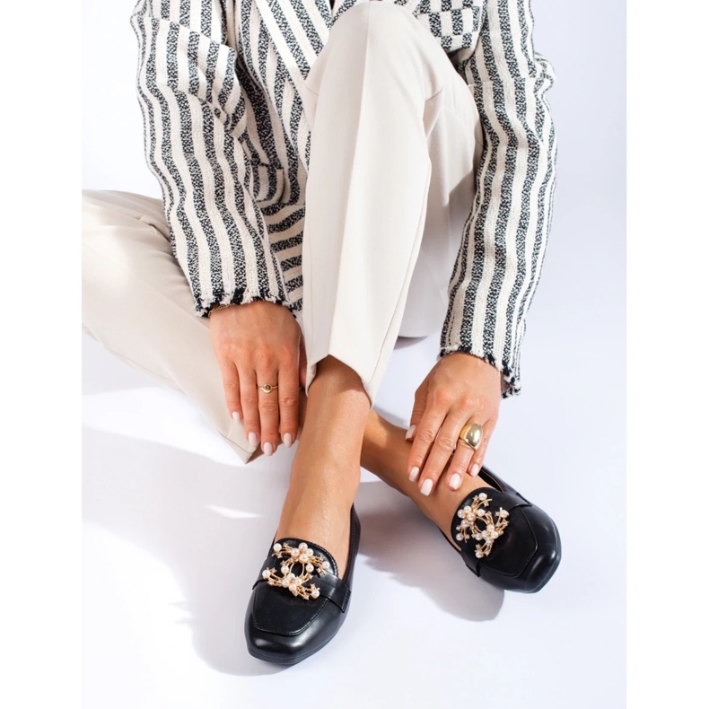 Mocasines de mujer negros con adorno dorado de Shelovet 2