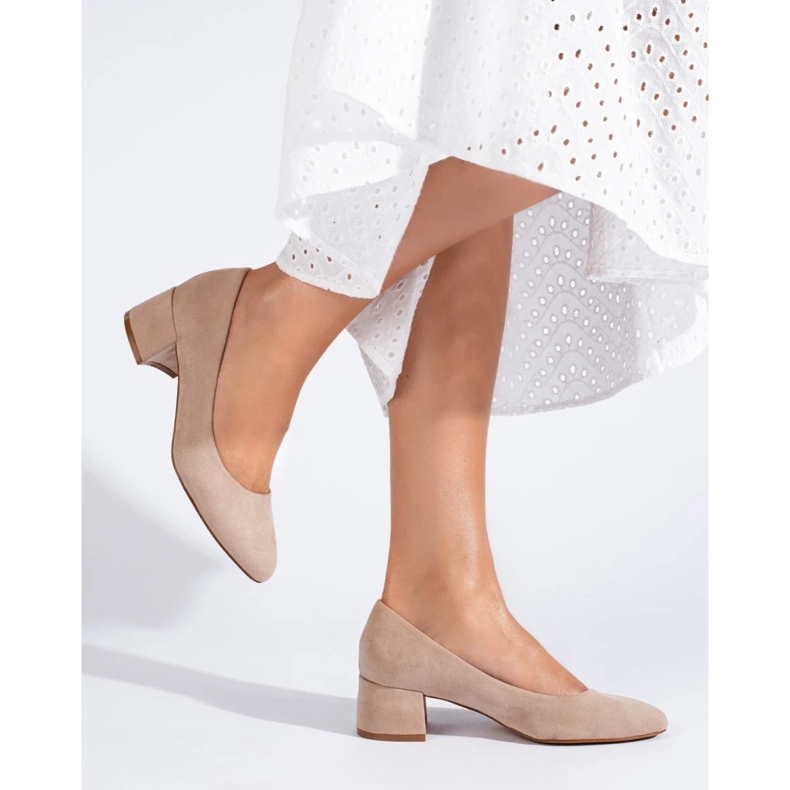 Zapatos de salón clásicos de mujer con tacón bajo en beige de Shelovet 1