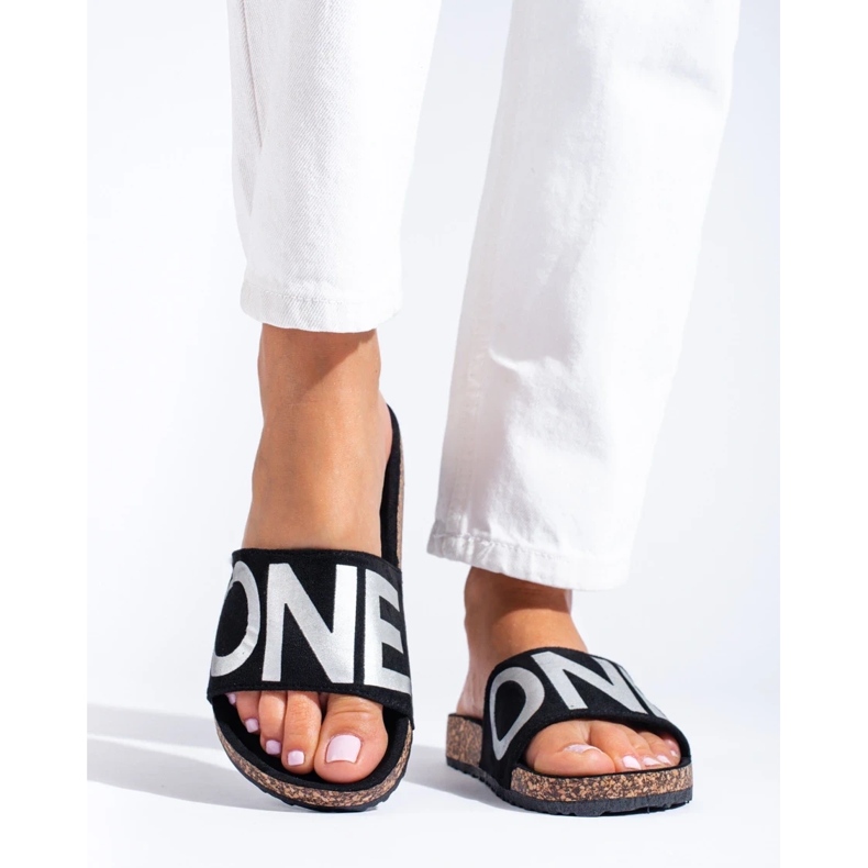 Chanclas negras con letras plateadas en la gorra de Shelovet negro 2