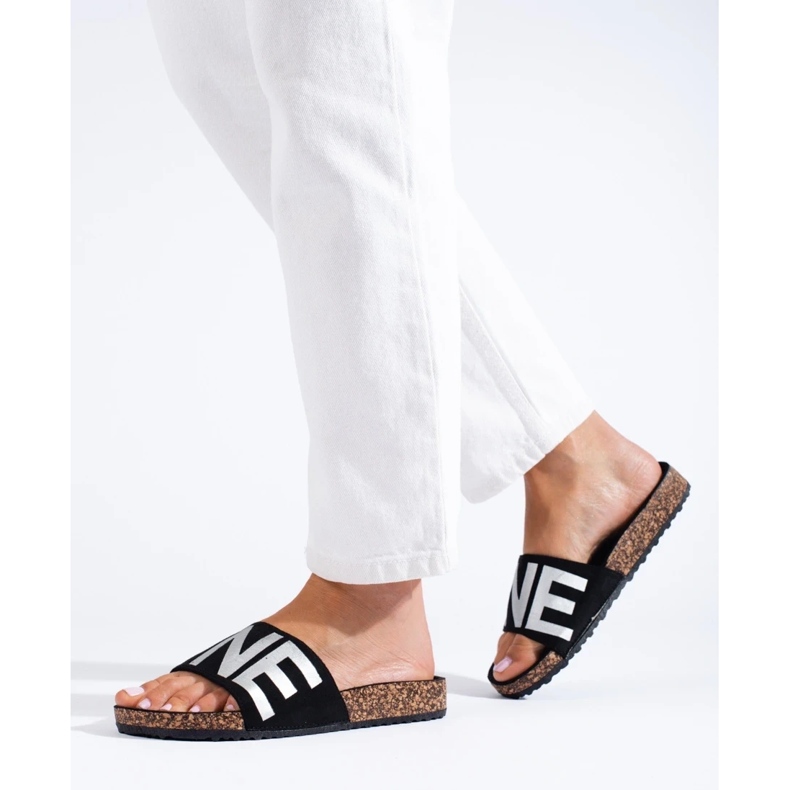 Chanclas negras con letras plateadas en la gorra de Shelovet negro 1