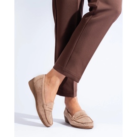 Mocasines con cuña baja en ante beige de Shelovet 3