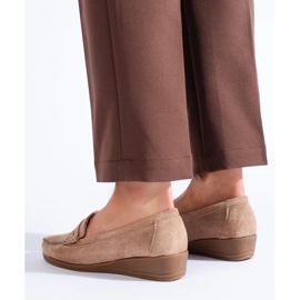 Mocasines con cuña baja en ante beige de Shelovet 1